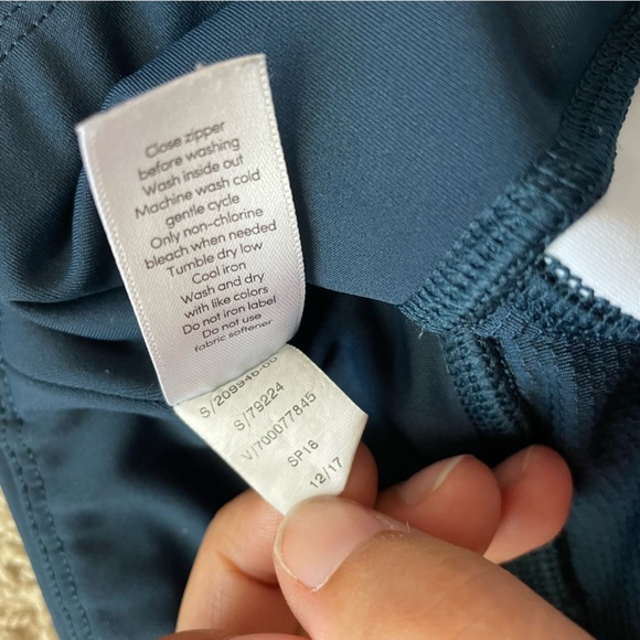 Athleta bundle of 2 leggings - size 1X - floral and tropical print 7/8 length - Picture 13 of 16